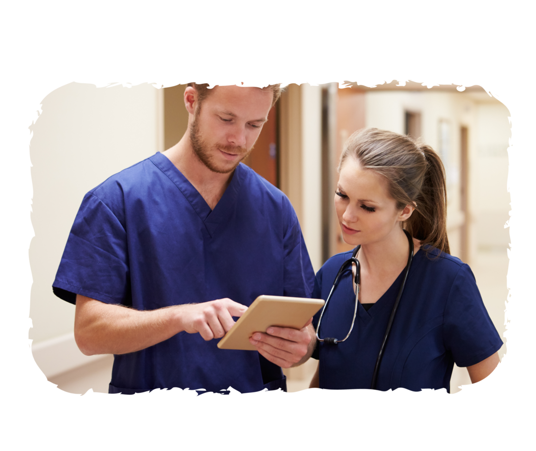 Ein Mann und eine Frau in Pflegekleidung schauen auf einen Tablet-Computer.