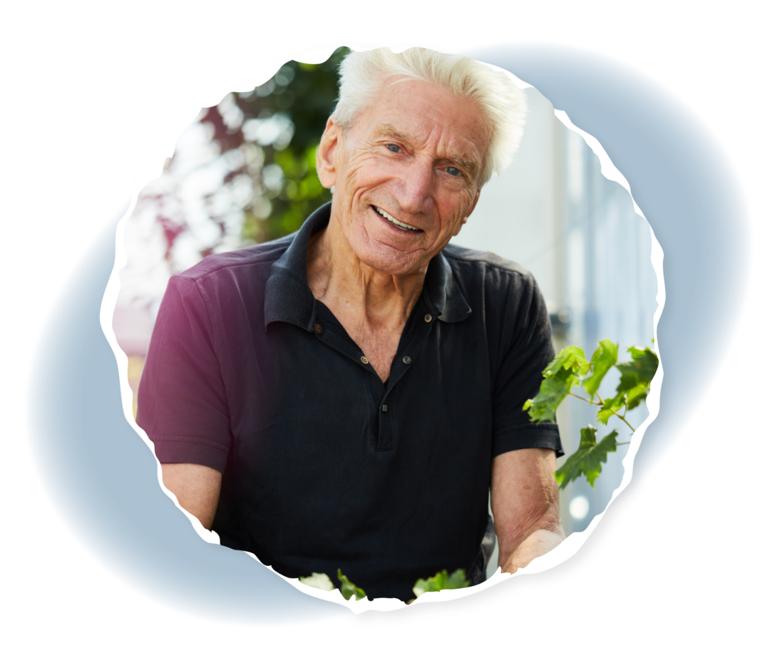 Ein älterer Mann lächelt in die Kamera. 