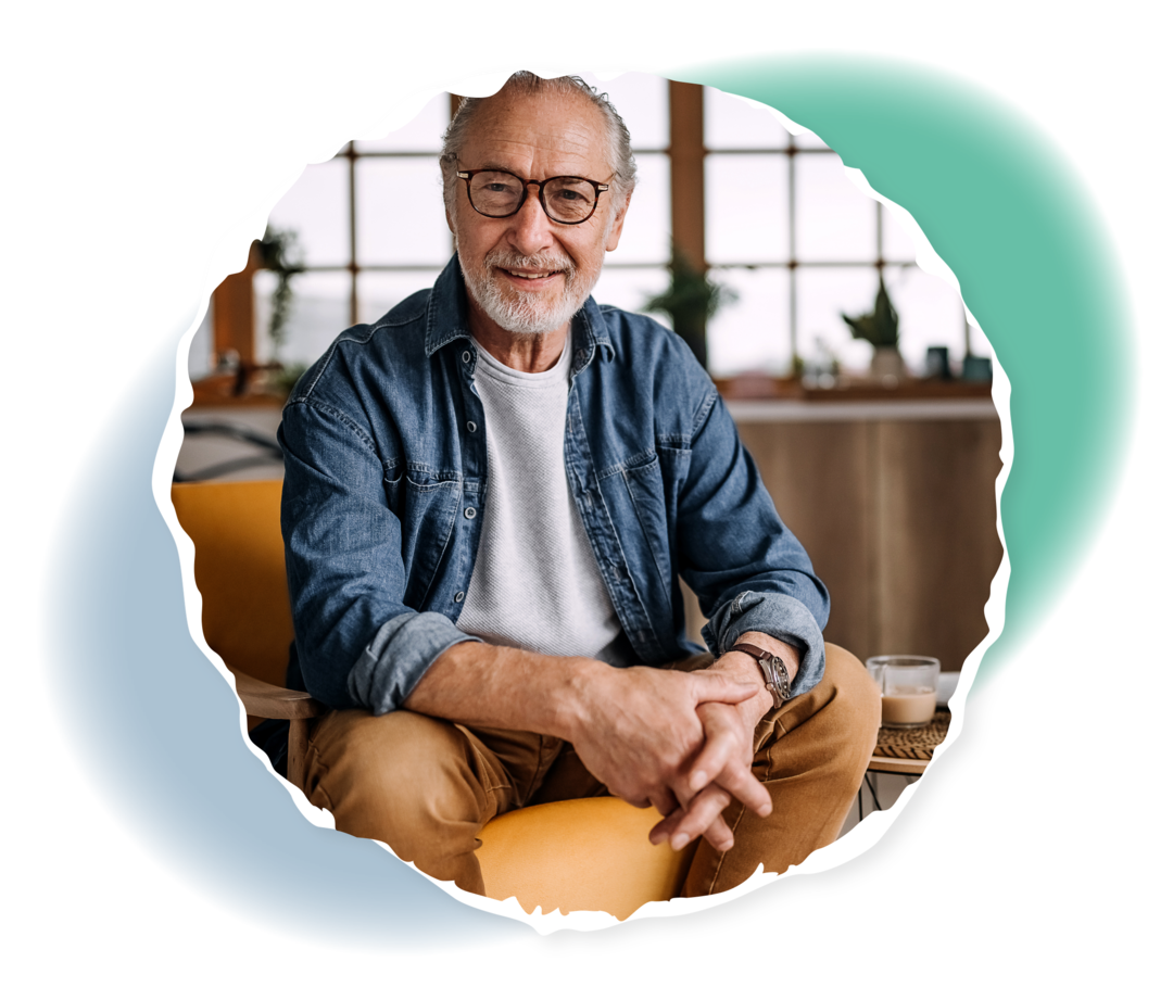 Ein älterer Mann schaut in die Kamera.