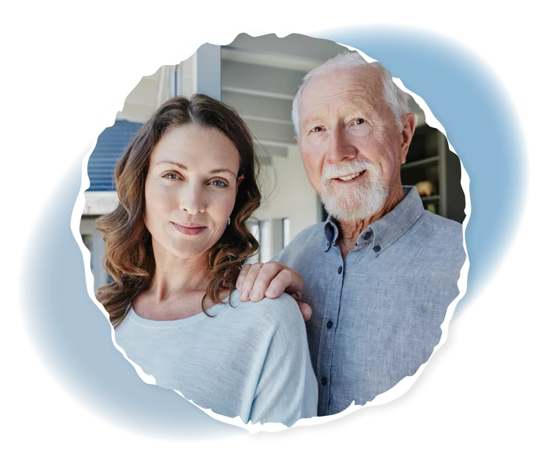 Das Bild zeigt eine jüngere Frau und einen älteren Mann, die lächeln.