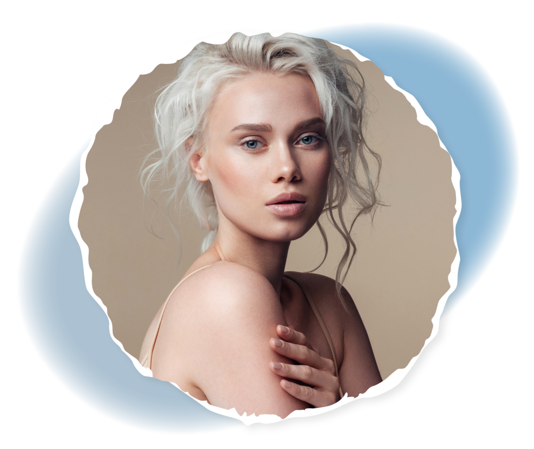 Eine jüngere Frau blickt in die Kamera. 