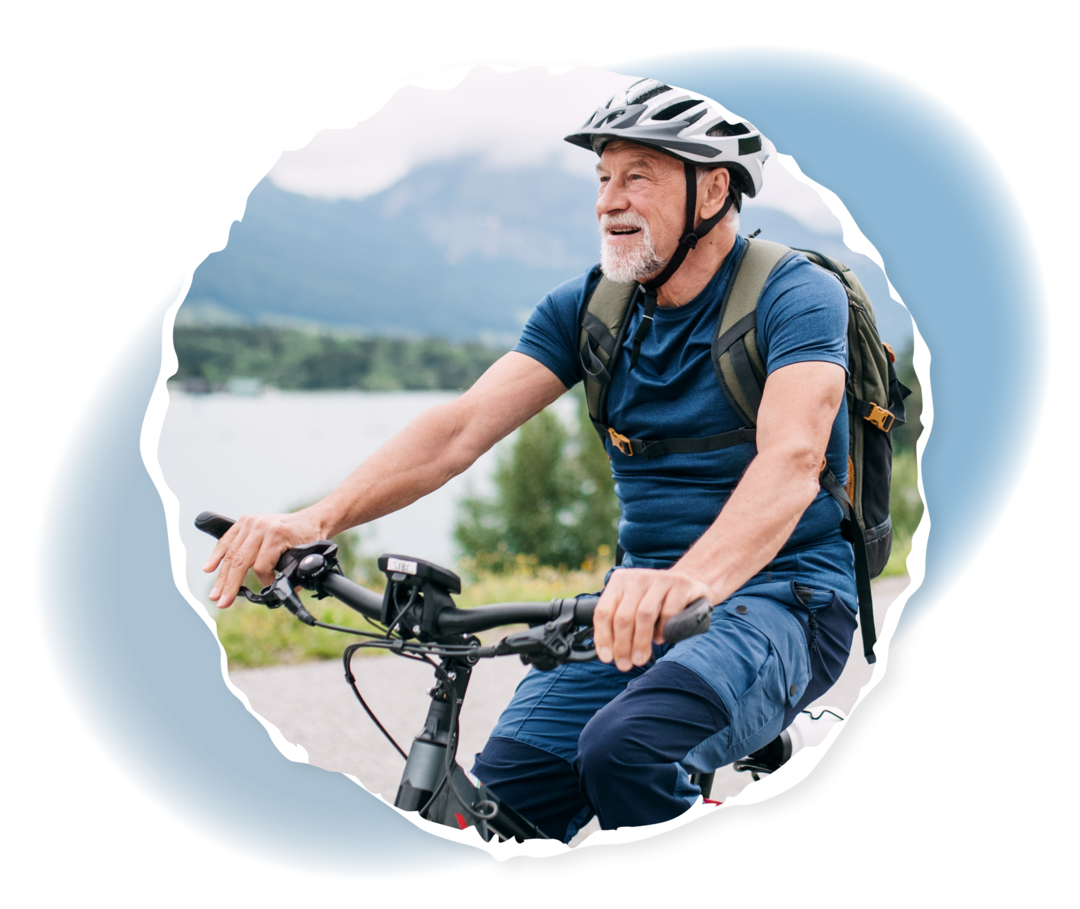 Ein älterer Mann und eine Person im Hintergrund fahren mit dem Rad.