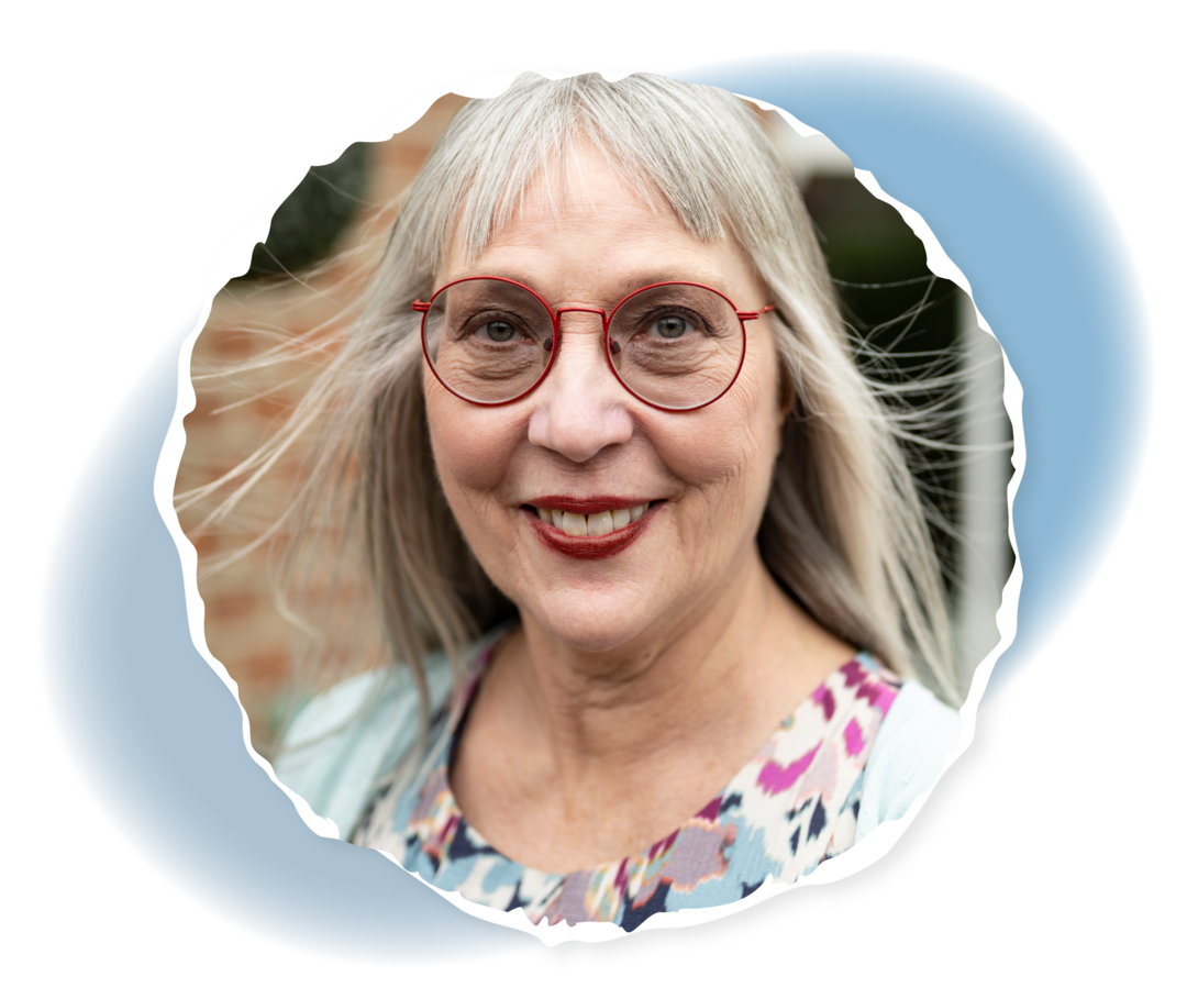 Eine ältere Frau lächelt in die Kamera.