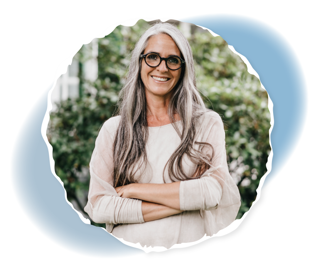 Graft-versus-Host-Disease Eine ältere Frau lächelt in die Kamera.