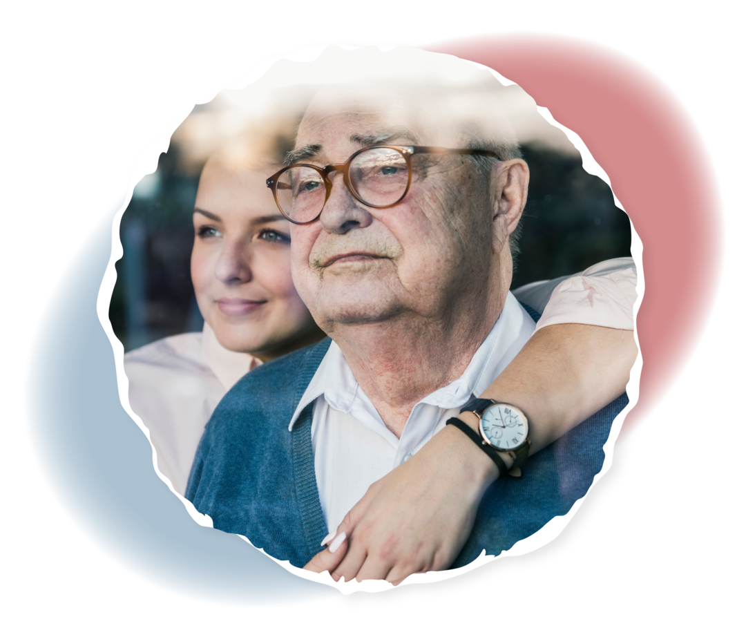 Eine junge Frau legt ihren Arm um einen älteren Mann. 