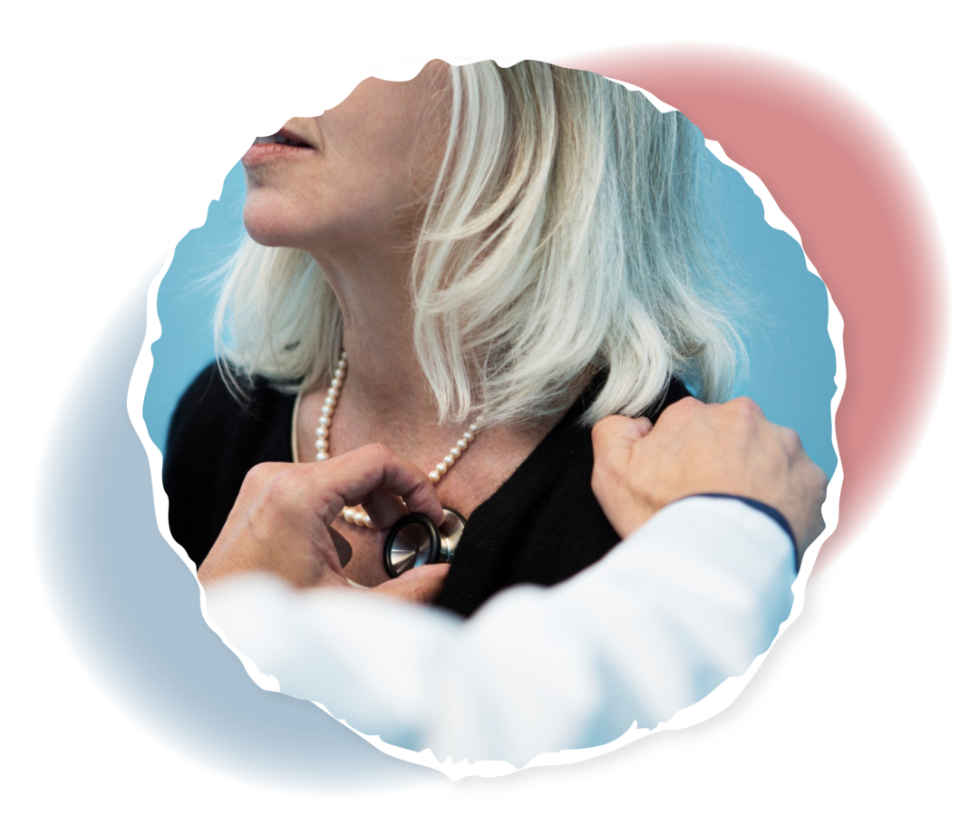 Einer älteren Frau wird ein Stethoskop auf die Brust gehalten. 