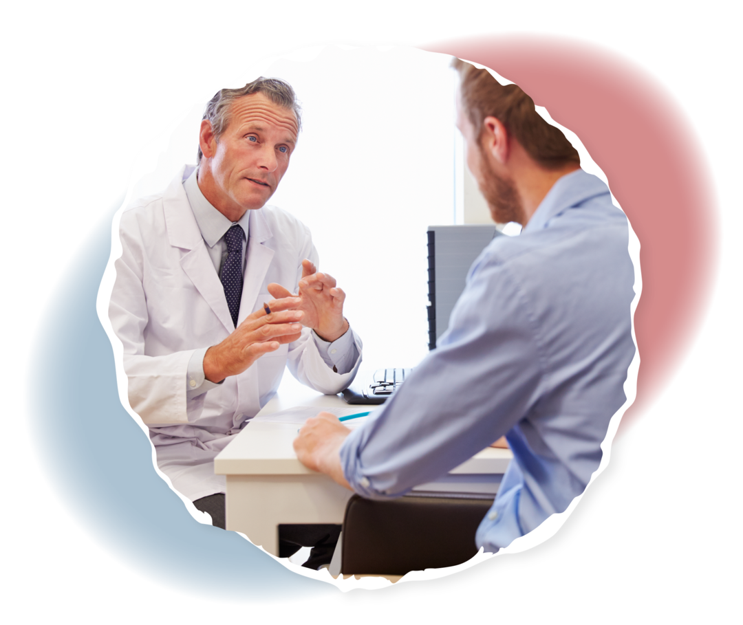 ITP: Diagnose Ein Arzt und ein Mann sitzen sich gegenüber.