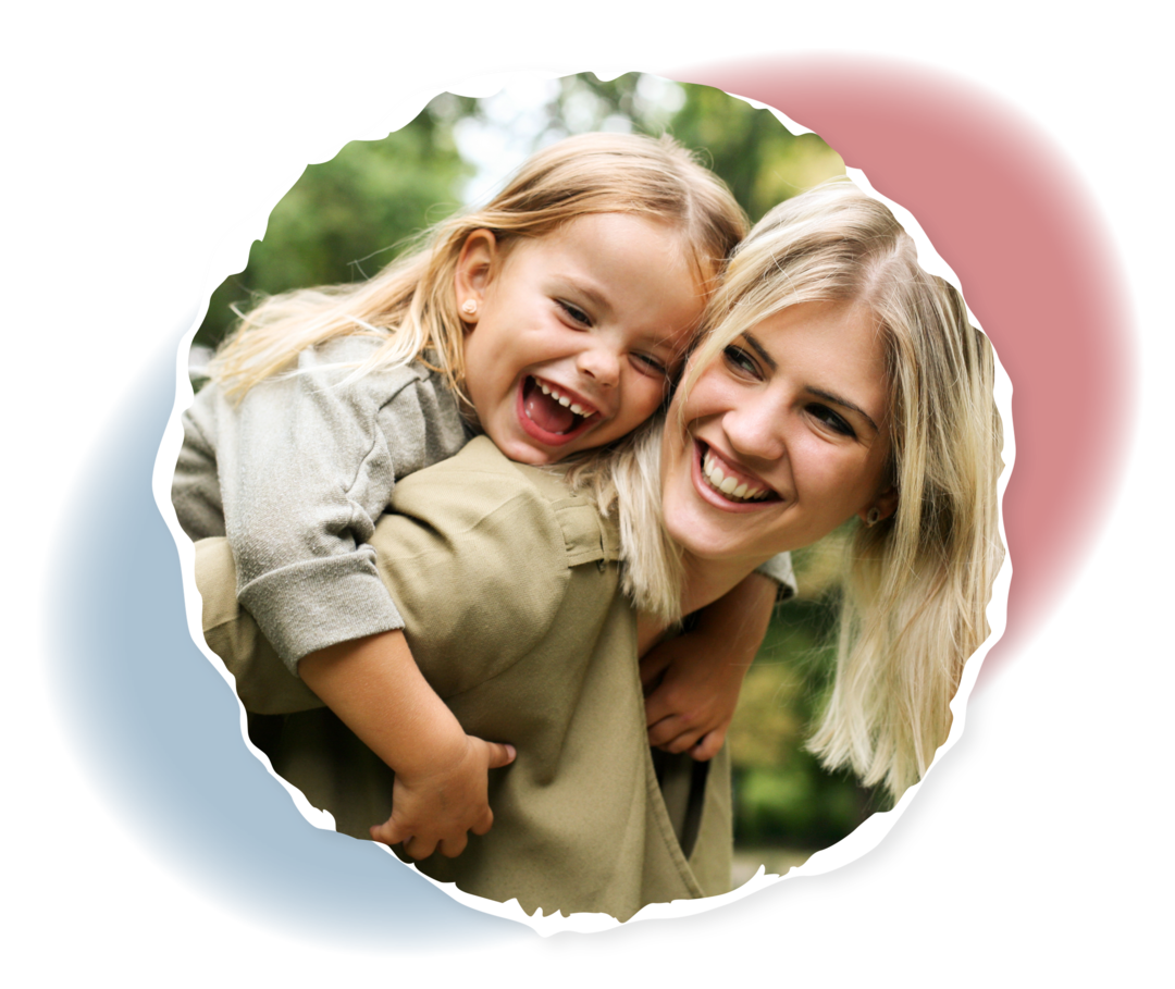 Ein junges Mädchen auf dem Rücken einer Frau.