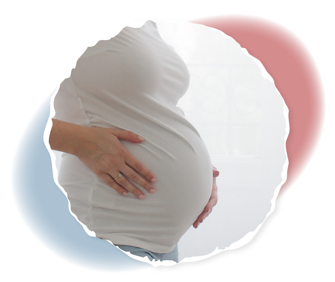 Nahaufnahme des Bauches einer Schwangeren.