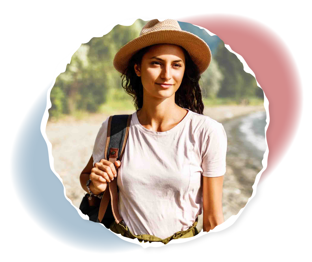 Leben mit ITP: Reisen Eine Frau am Strand.