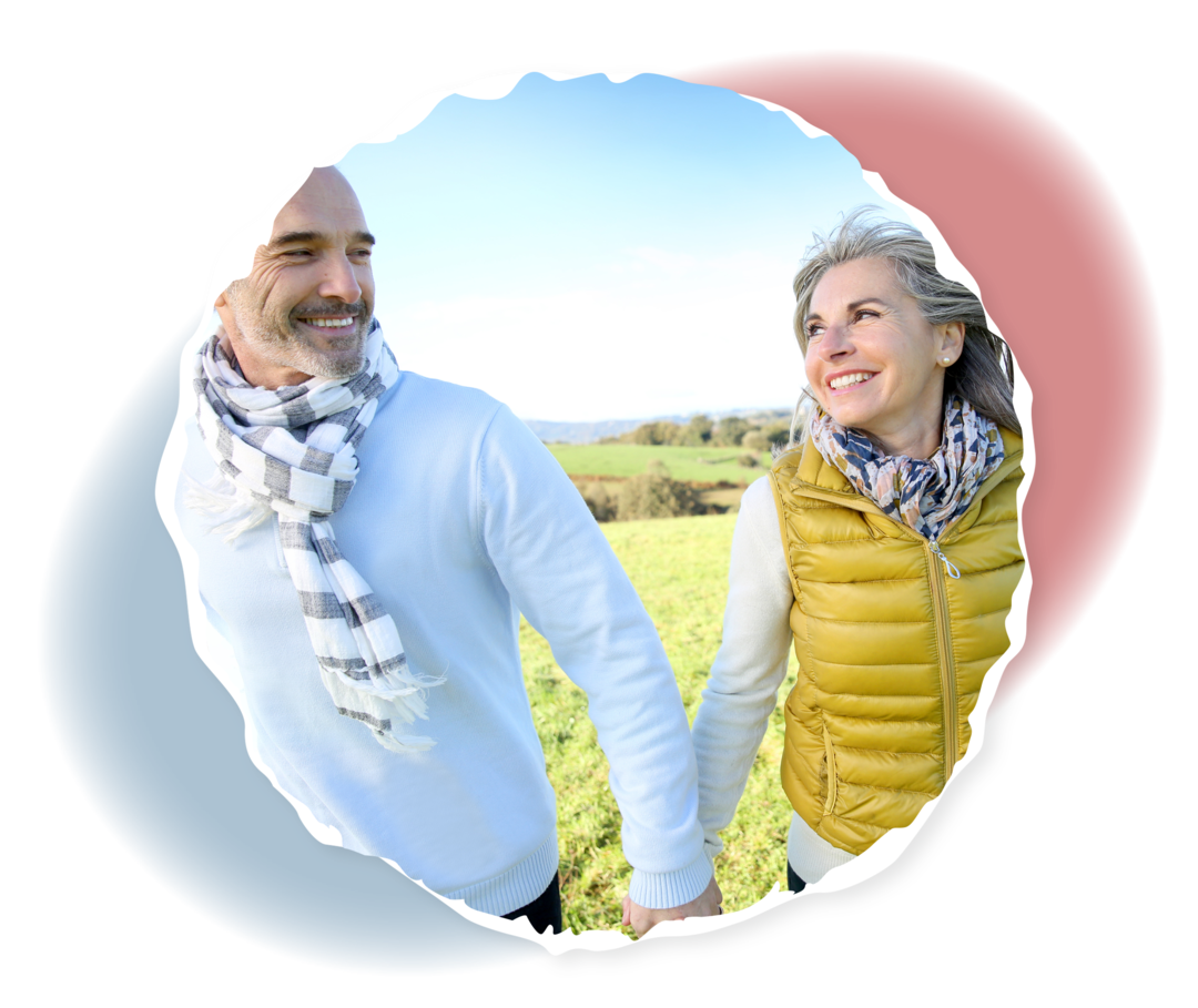 Zwei ältere Menschen schauen sich lachend an. 