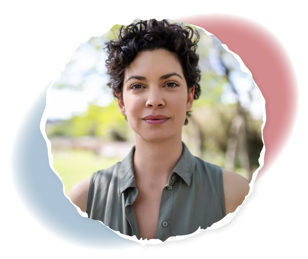 Eine Frau schaut in die Kamera.