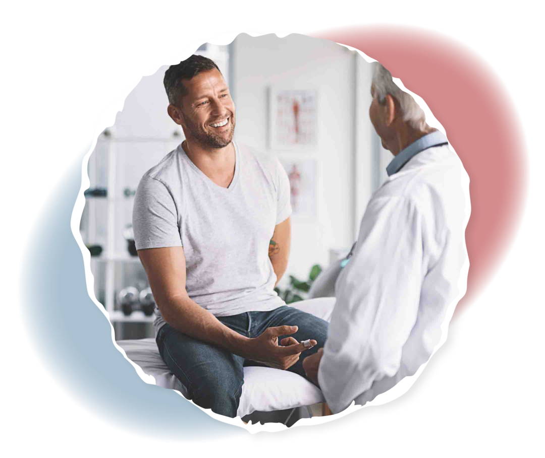 ITP: Arztbesuch Ein Arzt und ein weiterer Mann sitzen sich gegenüber.