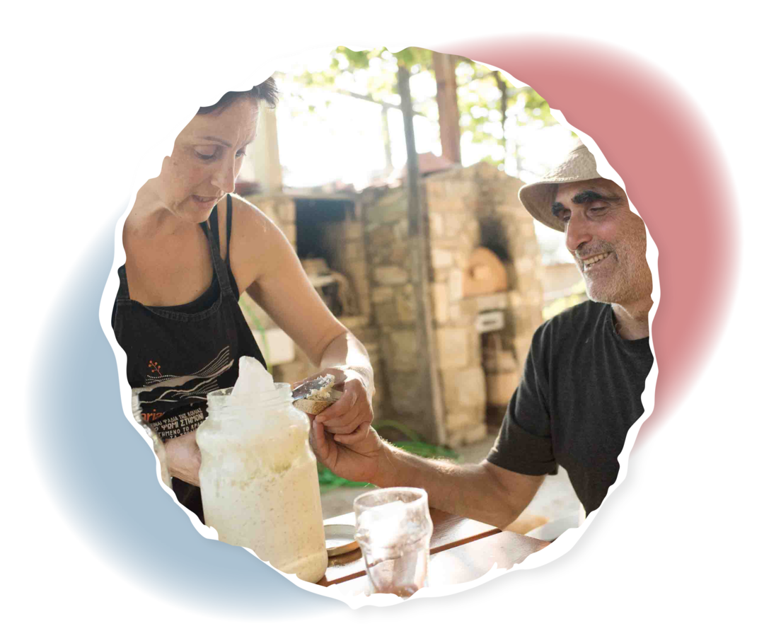 ITP: Medikamente Eine Frau und ein Mann an einem Tisch im Freien.