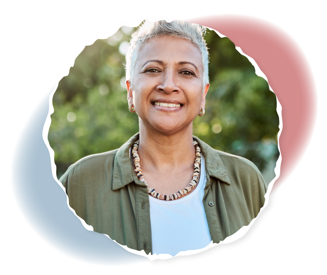 ITP: Therapie Eine ältere Frau steht in einem Garten und lächelt in die Kamera.