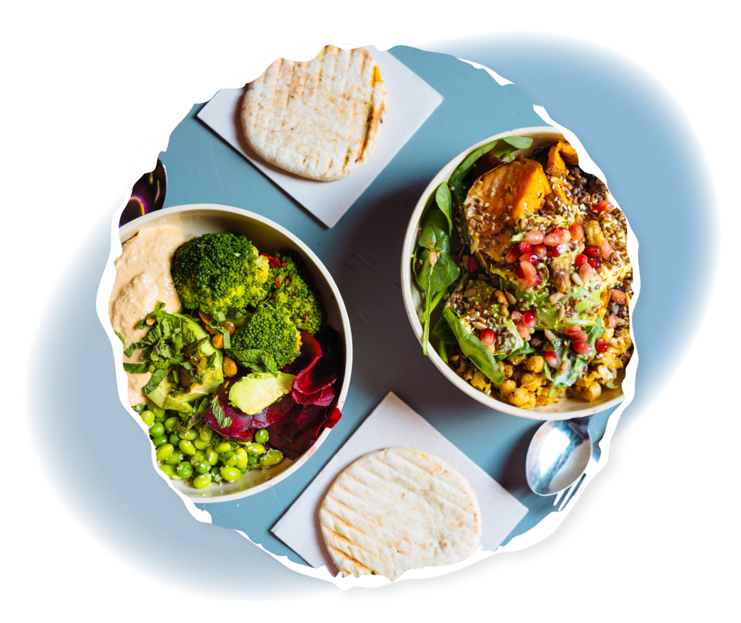 Zwei Teller mit unterschiedlichen Speisen. 