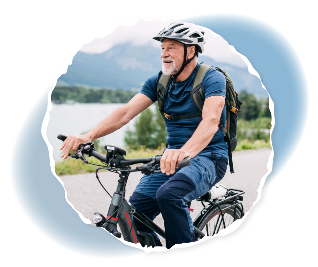 Ein älterer Mann fährt mit dem Rad. 