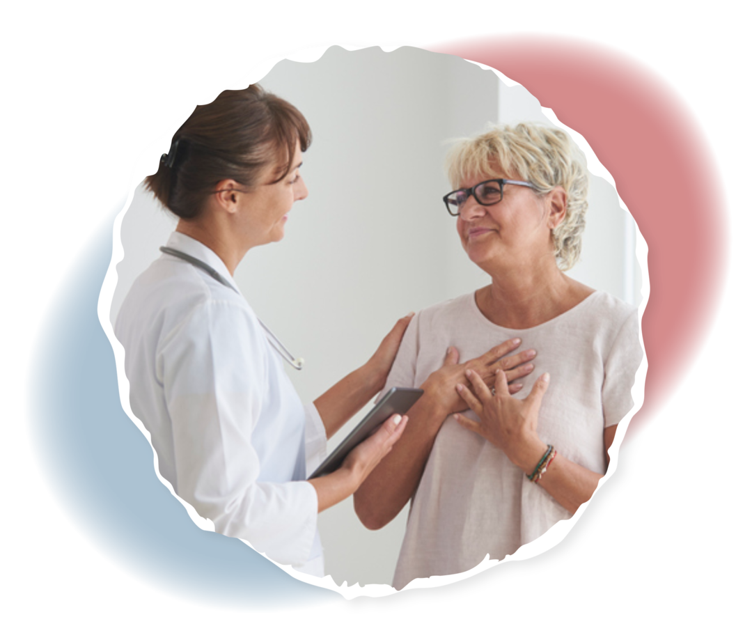 ITP: Verlauf und Stadien Eine ältere Frau steht einer Ärztin gegenüber und fasst sich auf die Brust.