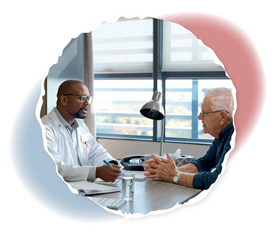 Zwei ältere Menschen sitzen einem Arzt gegenüber.