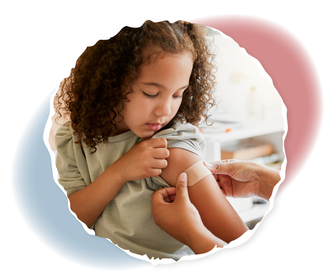 Leben mit ITP: Impfungen bei ITP Eine Frau drückt ein Pflaster auf die Schulter eines Kindes, das seinen Ärmel hochhält.