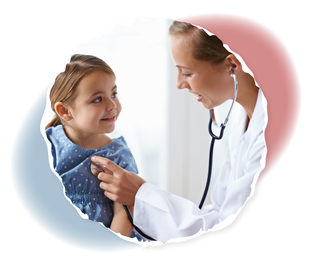 Eine Ärztin hält ein Stethoskop auf die Brust eines kleinen Mädchens.