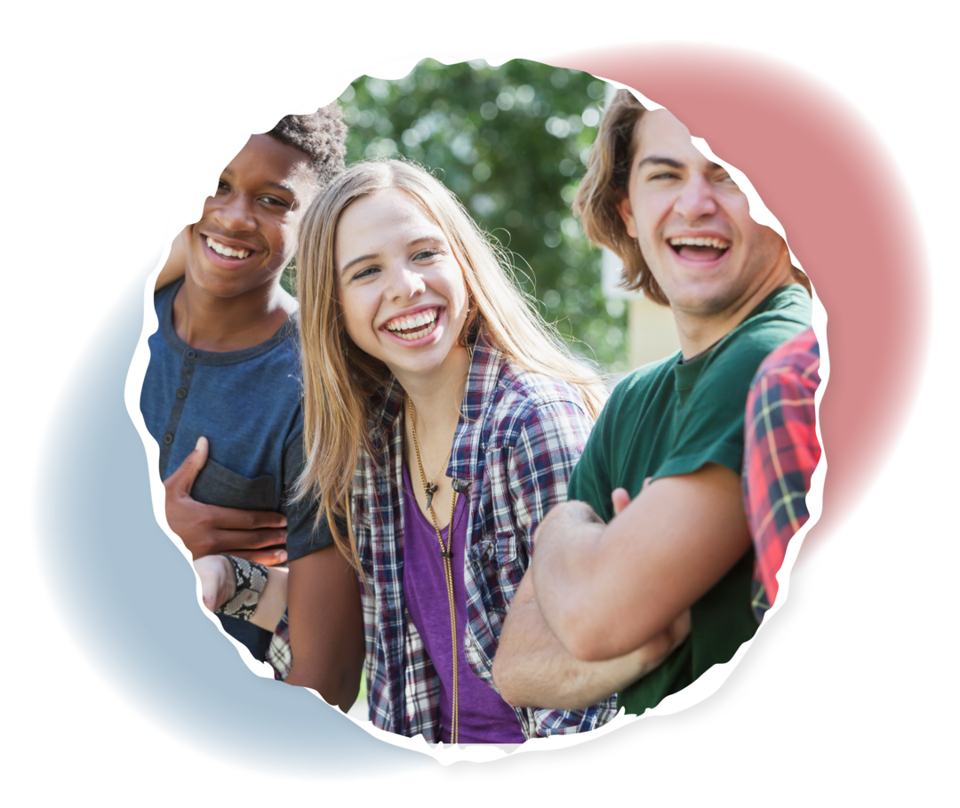 Drei lachende Jugendliche.