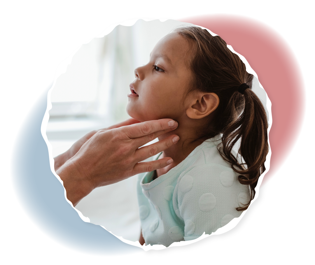 Leben mit ITP: Behandlung der ITP bei Kindern Eine Person tastet mit beiden Händen den Hals eines Mädchens ab.