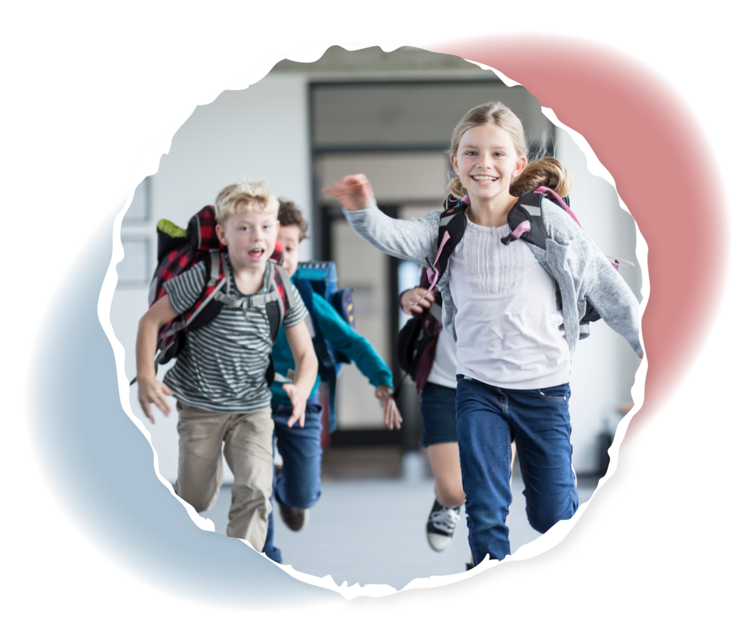 Einige Kinder rennen einen Flur entlang.