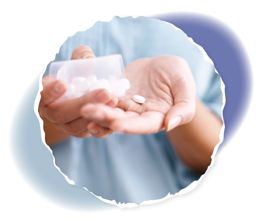 Zwei Hände mit Medikamenten