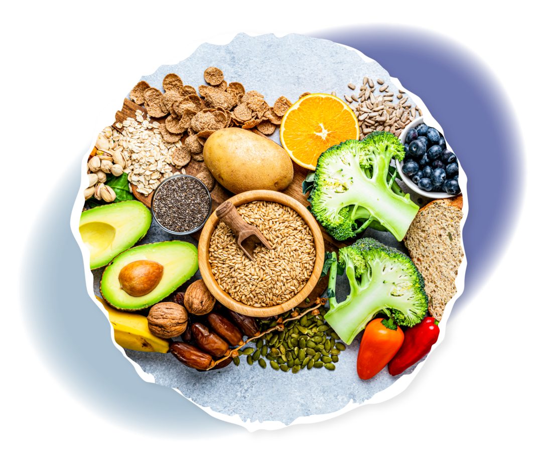 Zahlreiche Lebensmittel wie Bananen, Nüsse, Weizen, Brokkoli, Blaubeeren, Tomaten und verschiedene Vollkornprodukte.