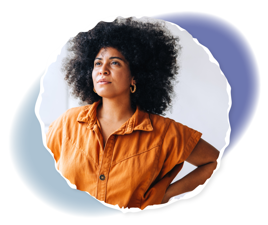 Eine Frau schaut nachdenklich und stemmt die Hände in die Hüften.