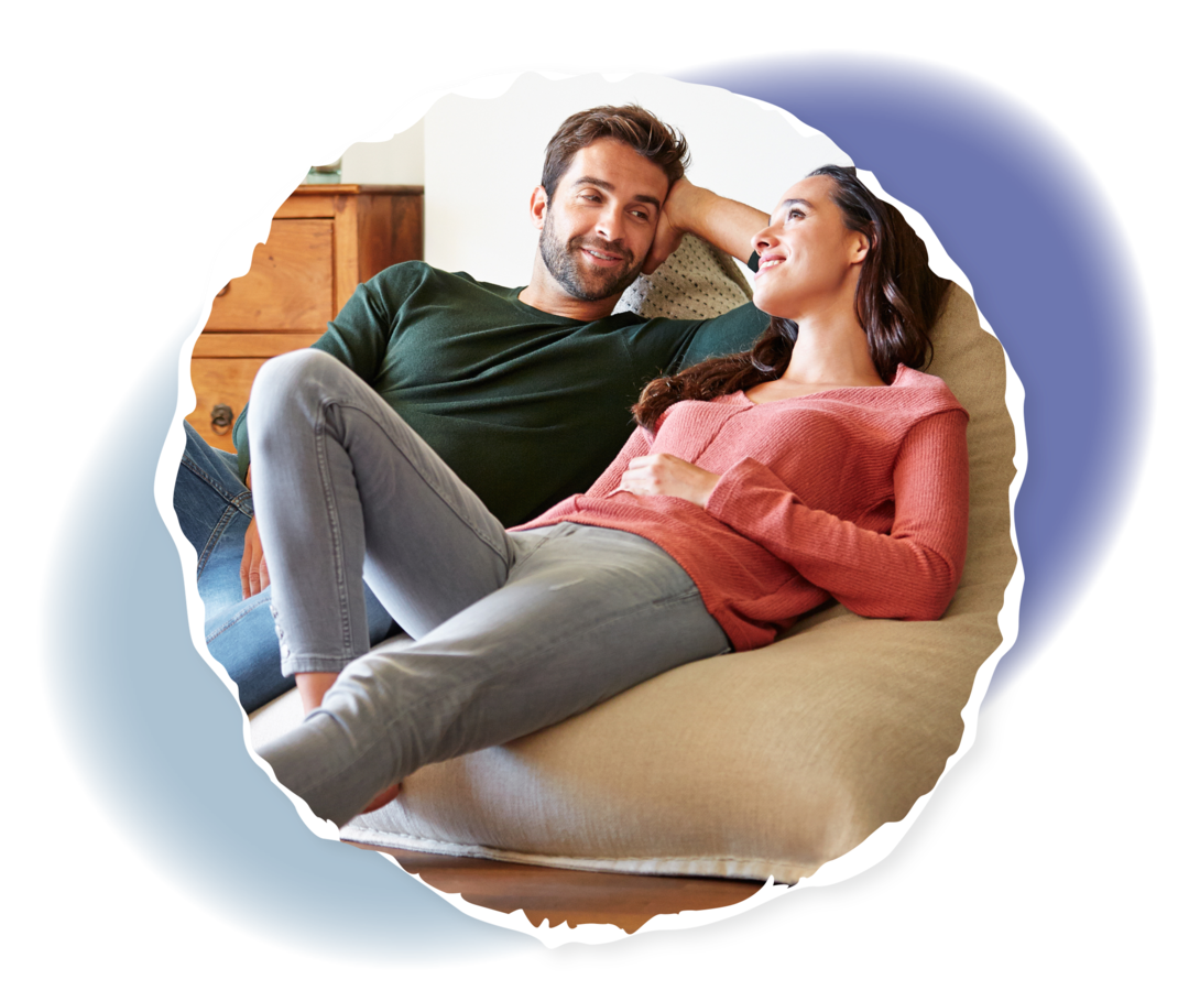 Ein Mann und eine Frau sitzen auf einem Sitzkissen. 