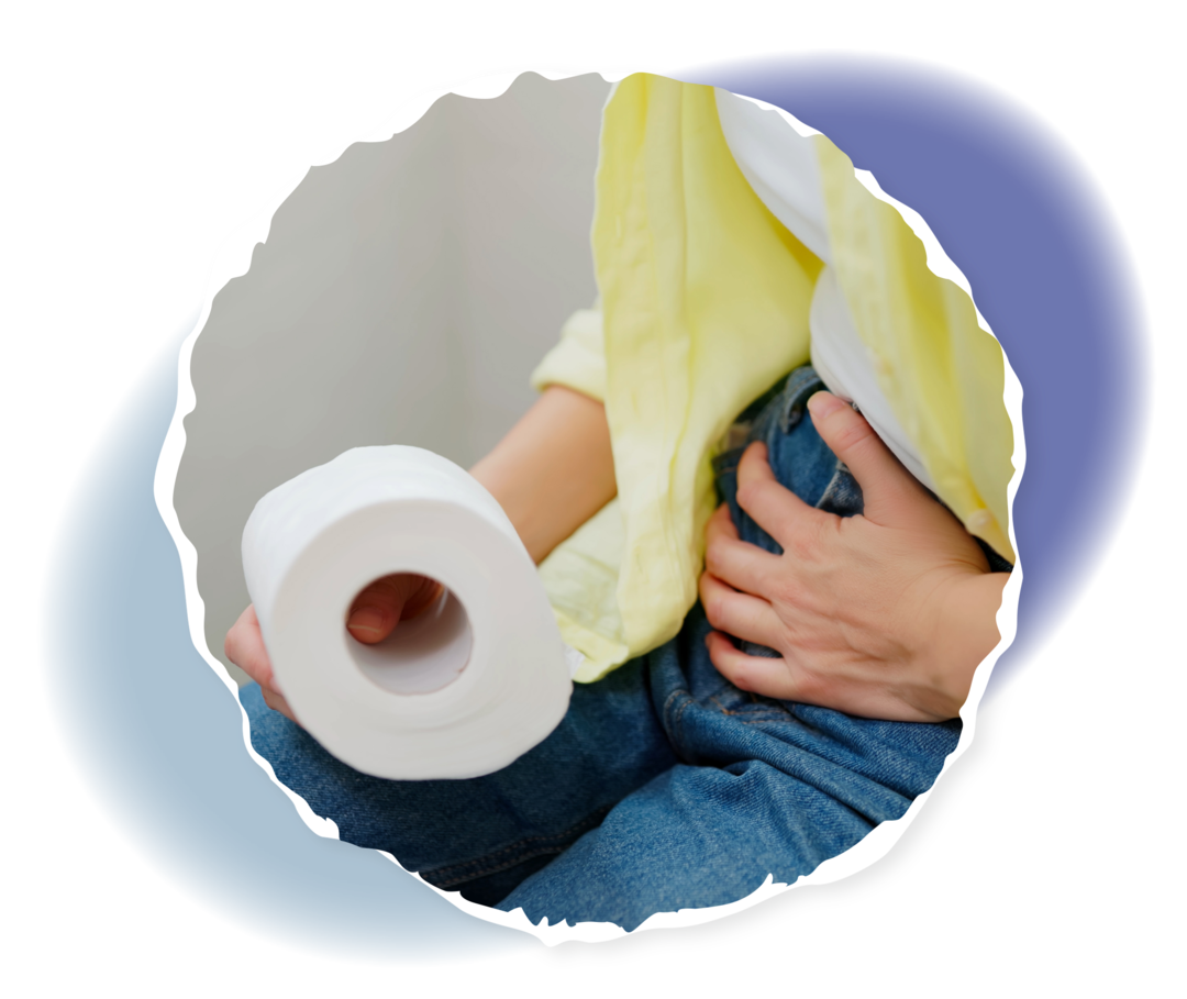 Foto einer Person, die eine Rolle Klopapier in der Hand hält und sich mit der anderen Hand an den Unterbauch fasst.  