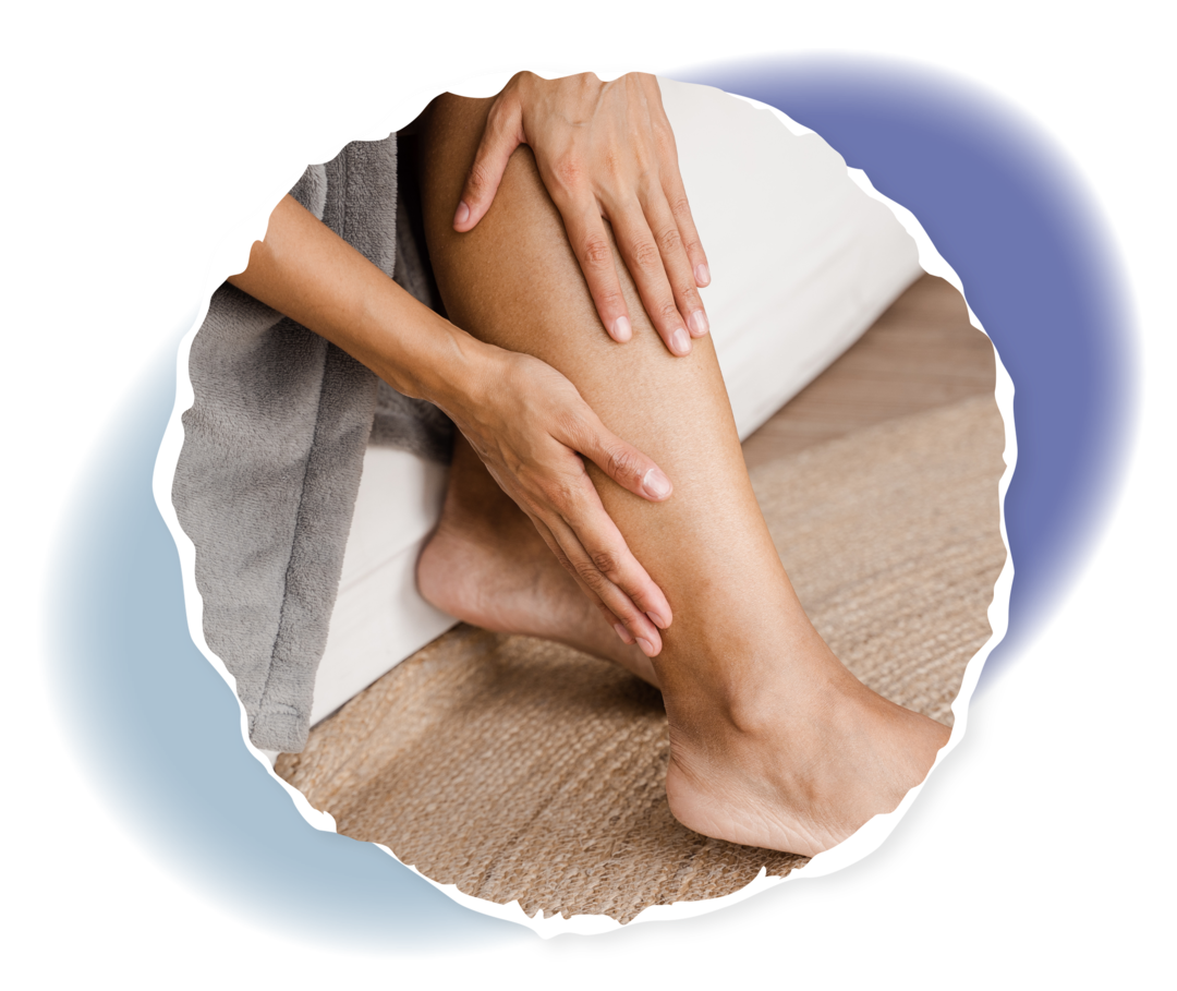 PNH: Thrombose Ausschnitt eines Fotos, auf dem eine Person sich mit den Händen an den rechten Unterschenkel fasst.