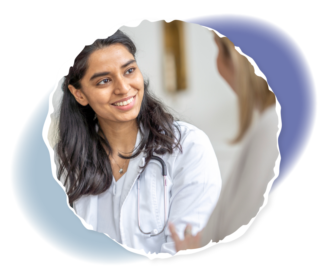 Eine Ärztin und eine Frau schauen sich an.