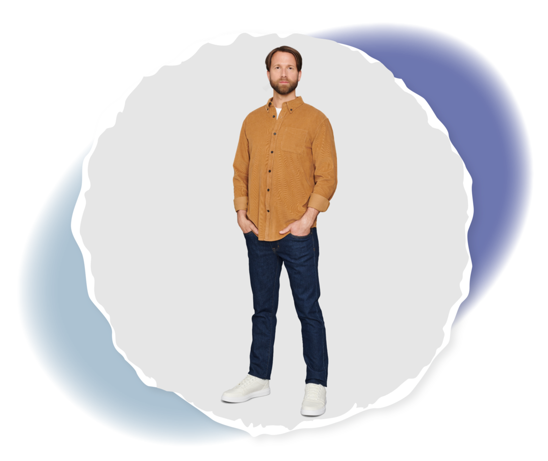 Ein mit Bart und organefarbenem Hend schaut nachdenklich in die Kamera