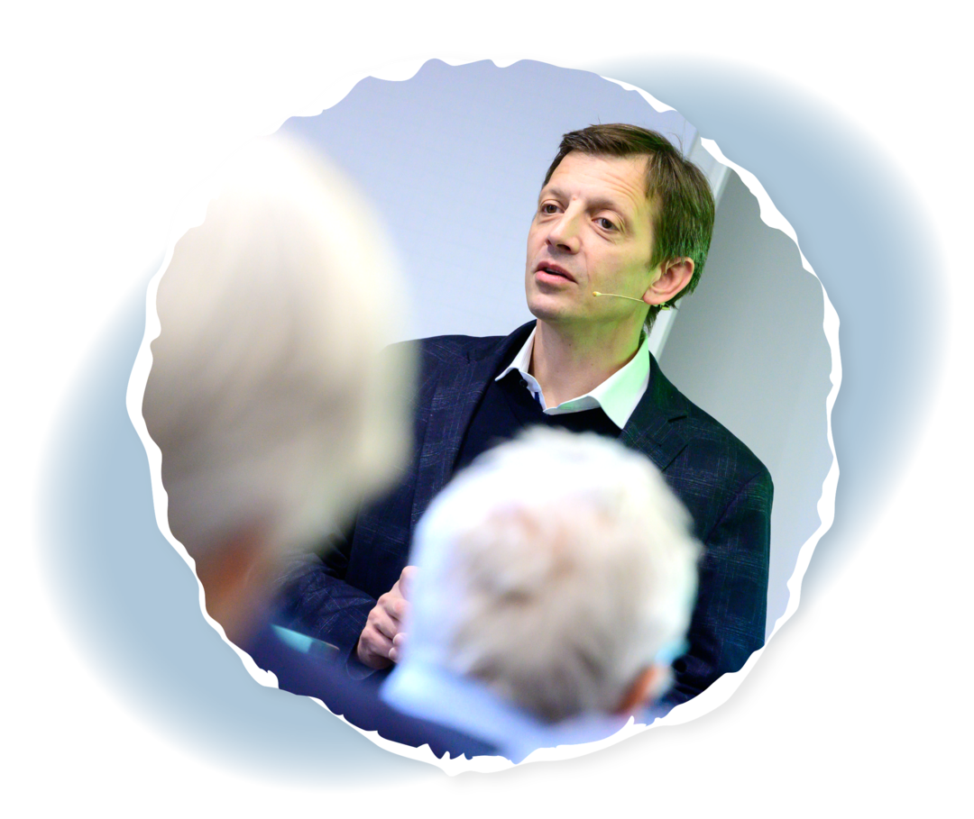 Foto von Professor Jochen Greiner, der einen Vortrag hält.