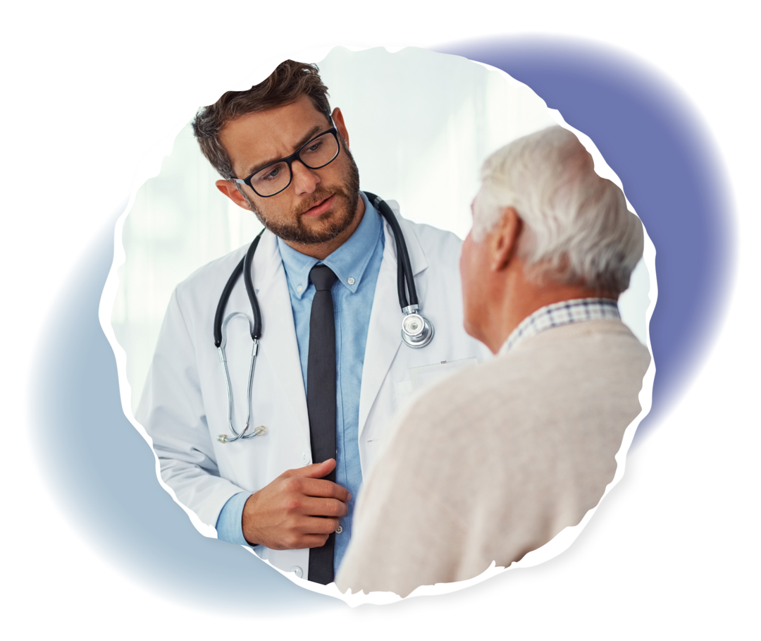 Ein grauhaariger Mann im Gespräch mit einem Mann in weißem Kittel.