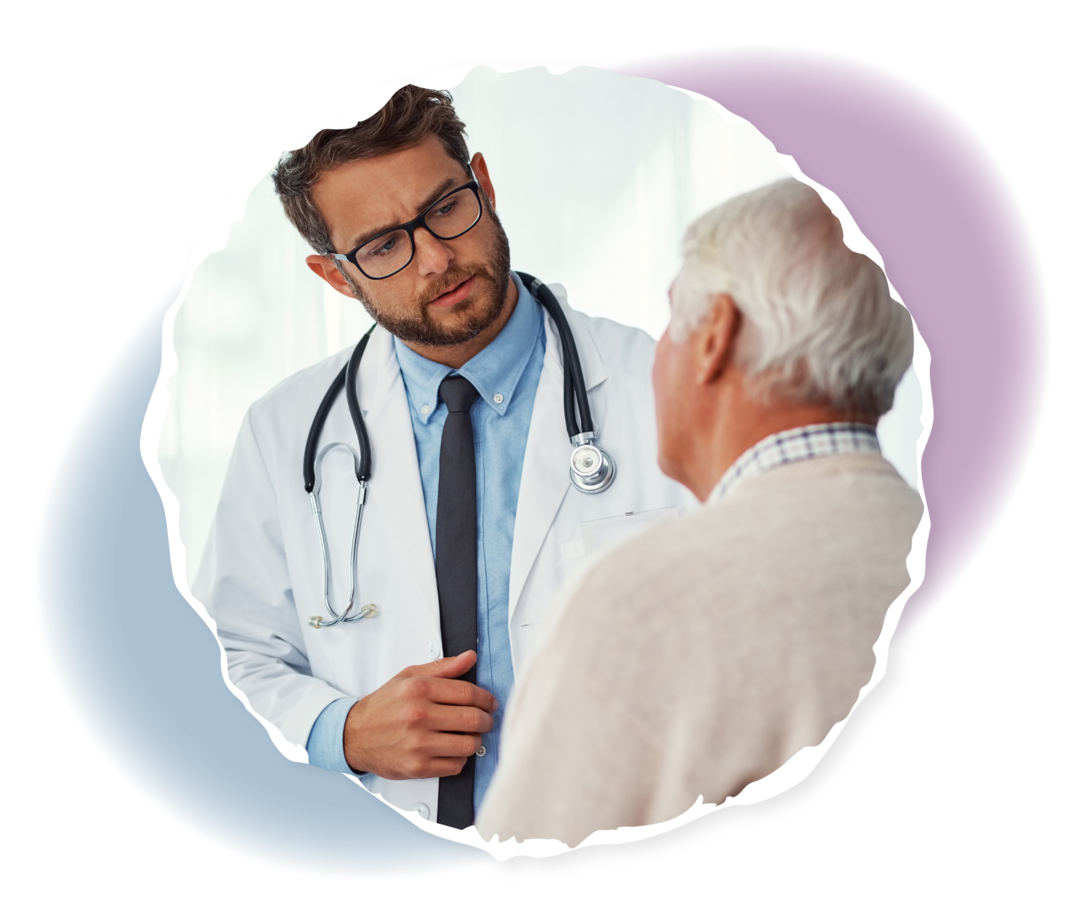 Ein grauhaariger Mann im Gespräch mit einem Mann in weißem Kittel.