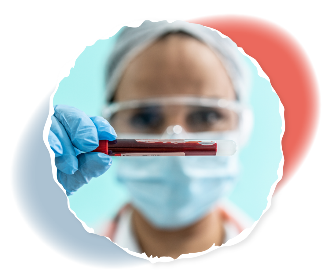 Eine Frau in Laborbekleidung hält ein Röhrchen mit Blut in der Hand. 