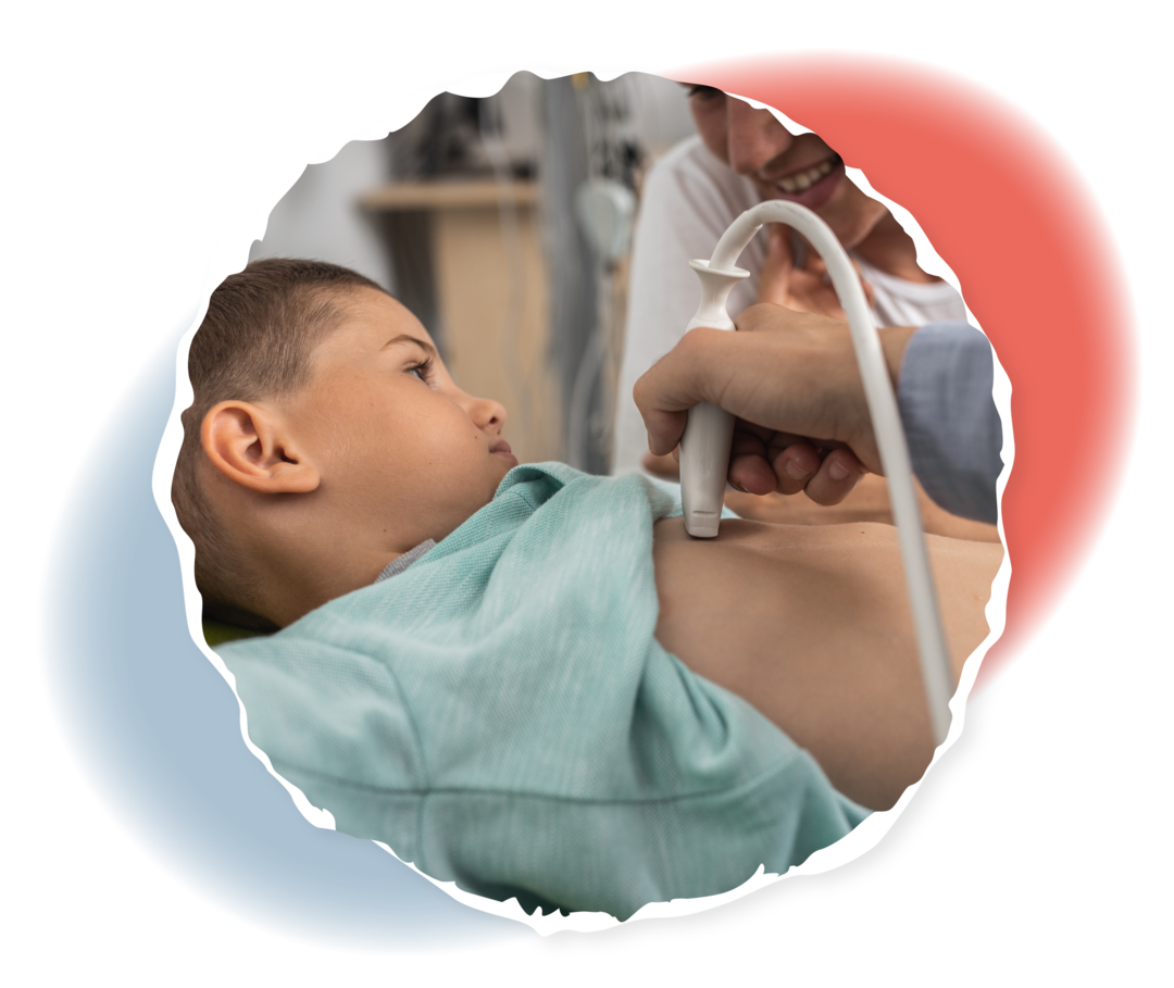 Ein Junge wird im Brustbereich mit einem Ultraschallgerät untersucht. 