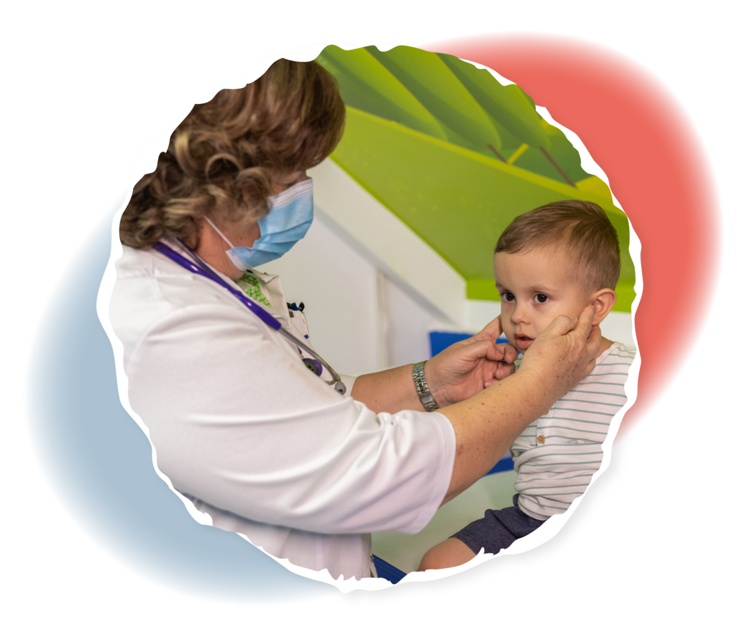 Eine Ärztin ertastet die Lymphknoten am Hals eines Jungen.