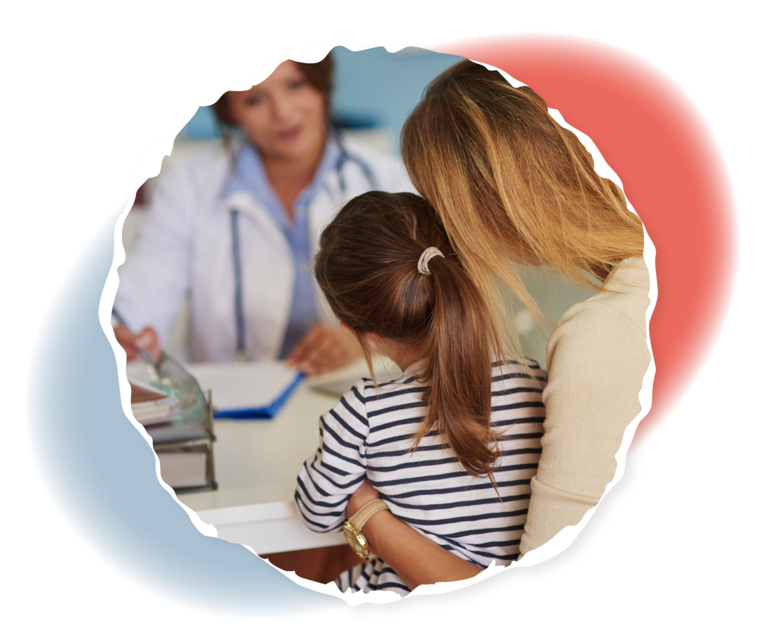 Ein junges Mädchen sitzt auf dem Schoß einer Frau. Ihnen gegenüber sitzt eine Ärztin.