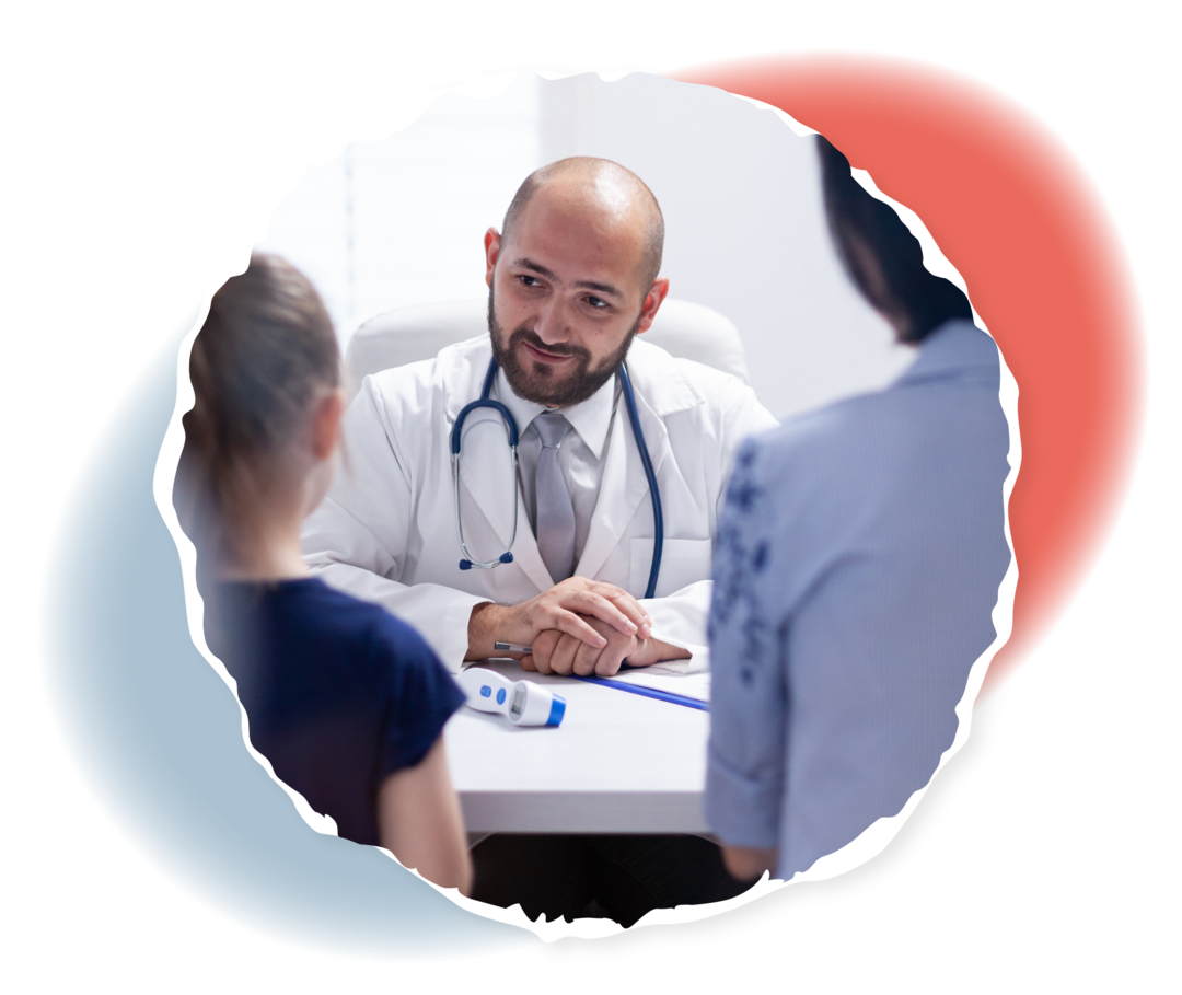 Ein junges Mädchen und eine Frau sitzen einem Arzt gegenüber.