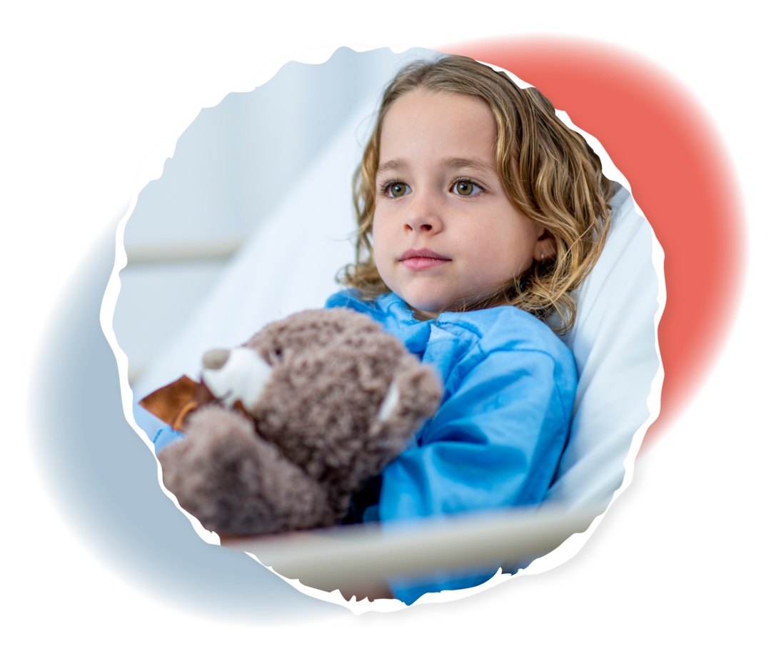 Ein junges Mädchen trägt einen Patientenkittel und liegt in einem Bett.