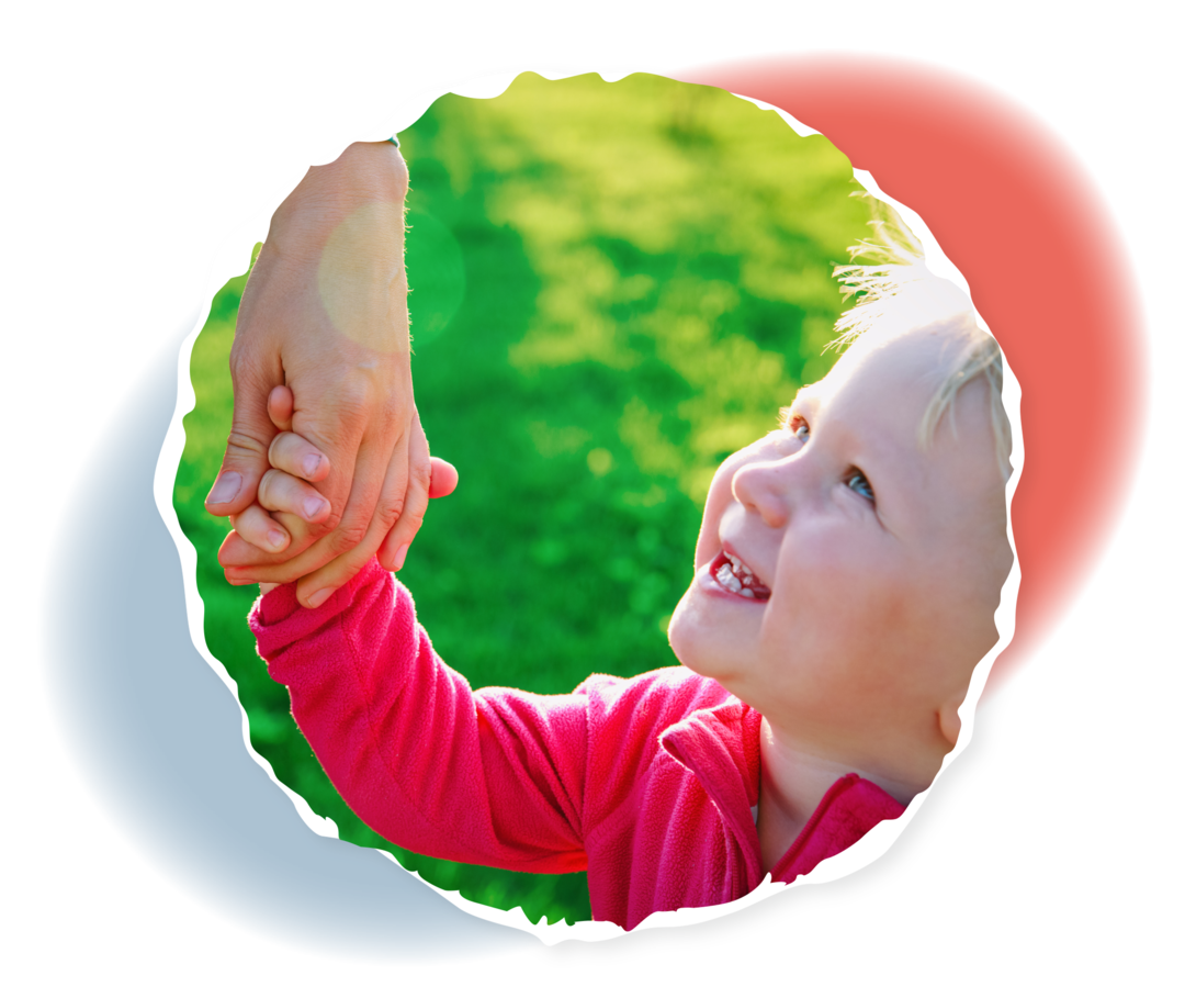 Ein junges Kind hält die Hand einer erwachsenen Person.