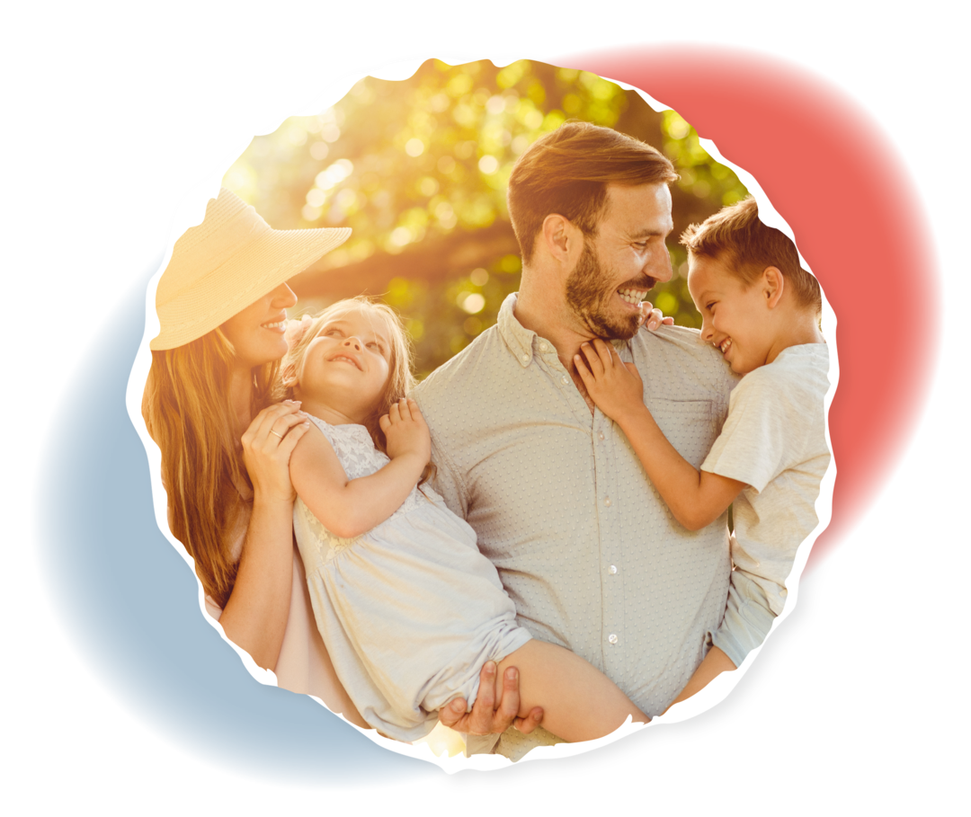 Ein Mann und eine Frau mit zwei Kindern im Freien.