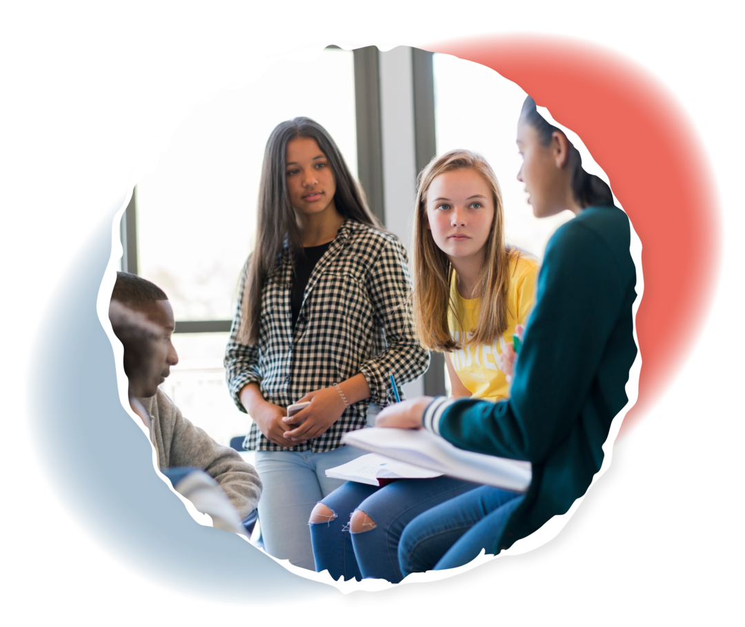 Familienunabhängige Reha-Formate Eine Gruppe Jugendlicher im Gespräch.