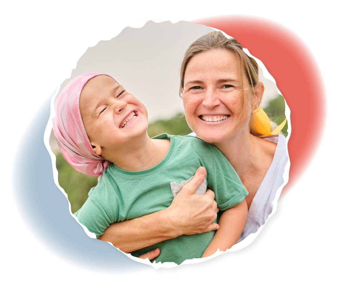 Eine Frau umarmt ein lachendes Kind, das ein Kopftuch trägt.