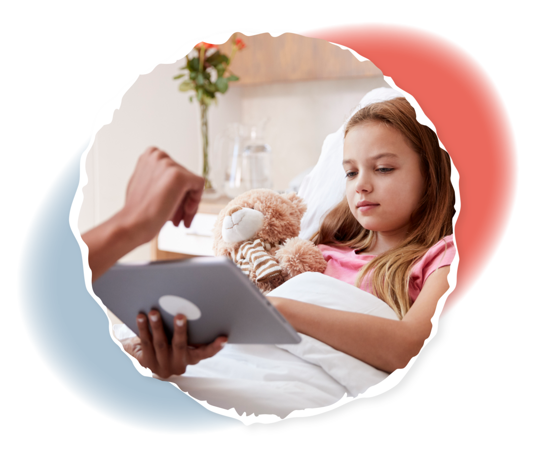 Ein junges Mädchen liegt in einem Krankenhausbett. Neben ihr sitzt eine Frau, die ihr etwas auf einem Tablet-Computer zeigt.